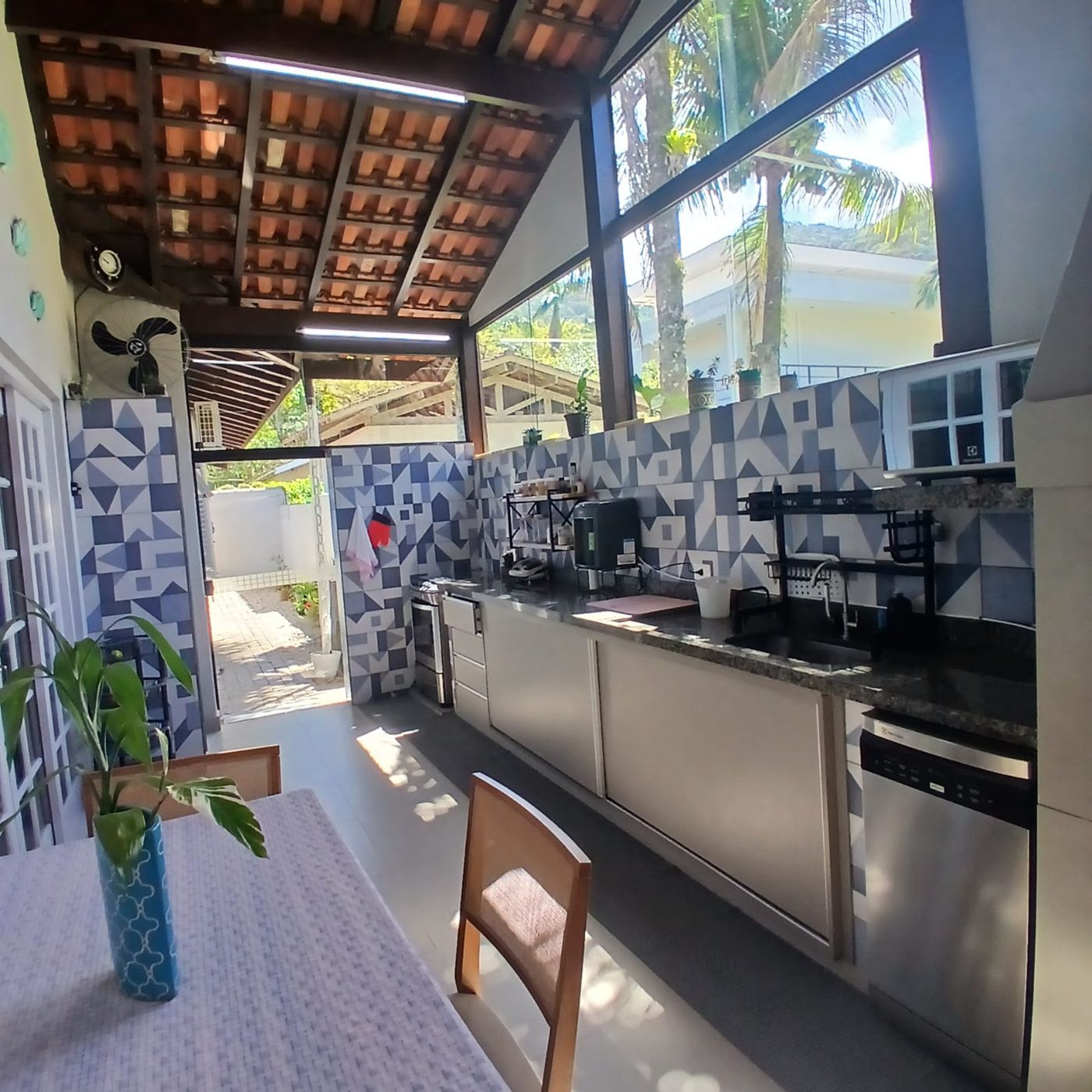 Cozinha completa com azulejos geométricos azuis