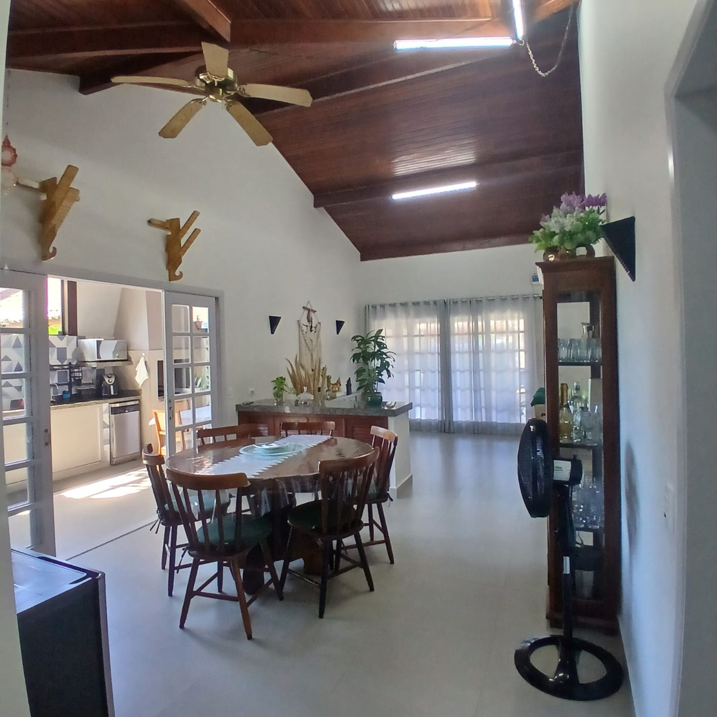 Sala de jantar com mesa redonda de madeira e cadeiras