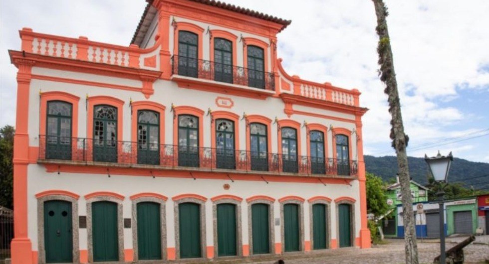 Fachada do Sobradão do Porto, casarão colonial branco e laranja